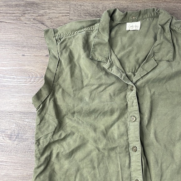 Emberley Women’s Sage Green Sleeveless Collared Button Down Blouse, size small - Picture 3 of 9